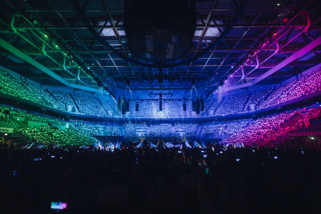 Singing together at 6K UNITED! previewing the performance in Munich on 2 July 2027